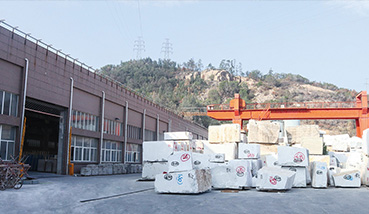 嘉巖石材三廠正式建成并全面投產(chǎn)，引領嘉巖產(chǎn)能強勢增長，每日上新量由1,800㎡提升至2,800㎡。