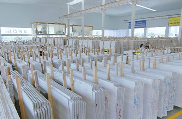 嘉巖石材木紋專賣場從立信大板市場搬遷至鵬翔石材城，現(xiàn)場存貨量超過30.00㎡，為嘉巖石材發(fā)展再注新動力。