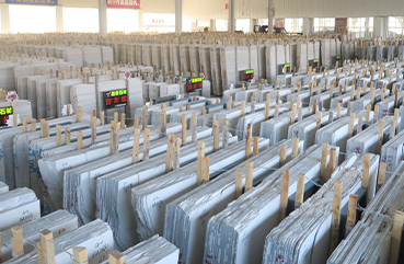 嘉巖石材新增建明市場大板儲備倉庫，公司大板現(xiàn)貨量達80,000㎡。